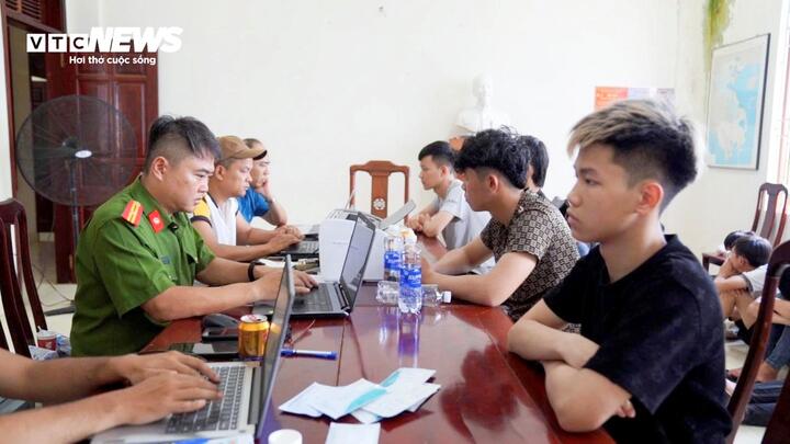 Nhóm thanh thiếu niên gây náo loạn đường phố làm việc tại Cơ quan Công an.