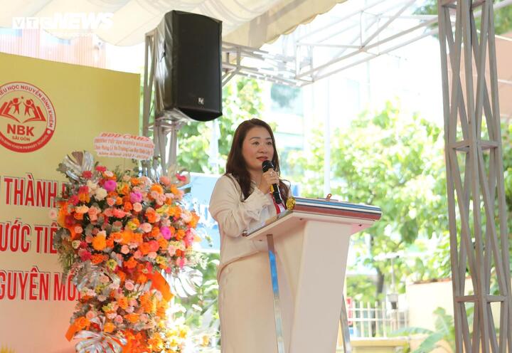 Bài phát biểu của Bà Võ Thu Hương, đại diện phụ huynh, khiến nhiều người xúc động khi nhắc lại hành trình các em làm quen với trường lớp qua màn hình điện thoại, máy tính trong những ngày giãn cách xã hội vì dịch COVID-19. Đó không chỉ là một năm học khó quên với các con mà còn là thử thách với cả gia đình trong khoảng thời gian phụ huynh đồng hành cùng con học online. (Ảnh: Hoàng Thạch)