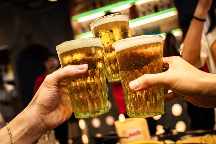 Vì sao càng uống nhiều bia khi trời nóng càng dễ mất nước? (Ảnh: PxHere)