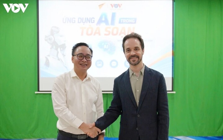 Phó Tổng Giám đốc VOV Phạm Mạnh Hùng bắt tay ông Mikhail Konrad - Giám đốc Dự án, Cố vấn tại Tập đoàn Truyền thông Rossiya Segodnya, Hãng Sputnik.
