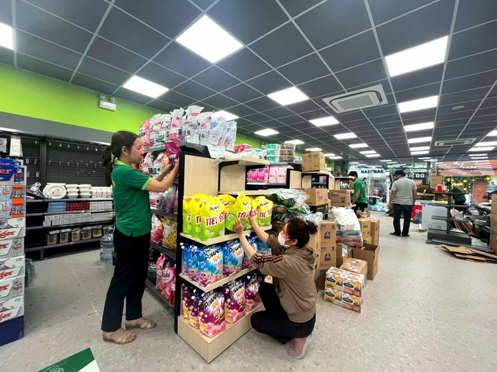 Đội ngũ vận hành gấp rút hoàn thiện cửa hàng trước thời điểm Co.op Food chính thức ra mắt hình ảnh mới.