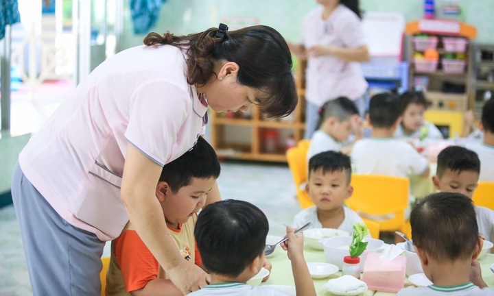 Phương án cho trẻ tiếp tục học tại trường mầm non trong dịp hè được nhiều phụ huynh lựa chọn (Ảnh minh hoạ).