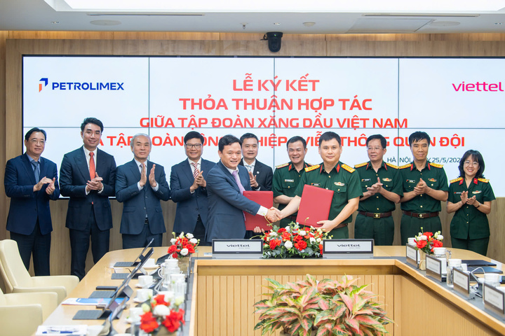 Phó Tổng Giám đốc Viettel Cao Anh Sơn và Phó Tổng Giám đốc Petrolimex Nguyễn Ngọc Tú ký thoả thuận hợp tác với sự chứng kiến của lãnh đạo hai Tập đoàn.