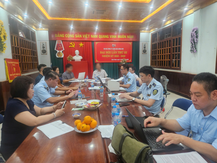Đoàn công tác đang kiểm tra một doanh nghiệp xăng dầu tại Tiền Giang. (Ảnh: Cục Quản lý và Phát triển thị trường trong nước).