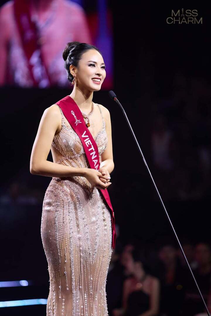 Cô từng đoạt giải Á khôi Sinh viên Việt Nam 2017, Hoa khôi Tài năng của Duyên dáng Ngoại thương 2015, Top 10 Miss World Vietnam 2019... Năm 2024, Quỳnh Nga đại diện Việt Nam tham gia cuộc thi Miss Charm và giành ngôi Á hậu 2.