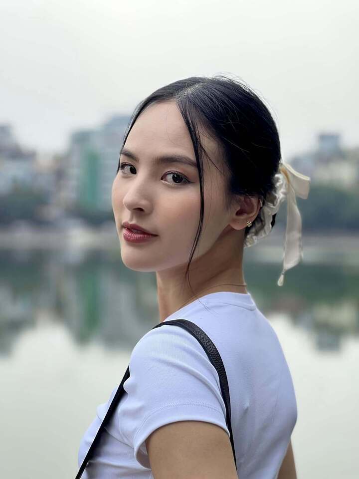 "Tôi muốn tiếp tục lan tỏa hình ảnh của người phụ nữ Việt cũng như văn hóa truyền thống, những giá trị của người Việt đến với bạn bè quốc tế. Là người trẻ làm việc trong lĩnh vực về truyền thông, tôi càng mong muốn dùng sức ảnh hưởng cũng như những kinh nghiệm, kiến thức của mình để đóng góp cho những giá trị chung của xã hội, và trở thành nguồn động lực của nhiều cô gái dám theo đuổi ước mơ của mình", Quỳnh Nga chia sẻ.