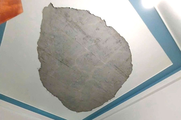 Vữa trần nhà bị bong tróc rộng khoảng 3 m2