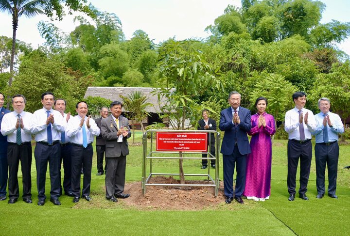 Tổng Bí thư, Chủ tịch nước Tô Lâm cùng Phu nhân trồng cây tại Khu di tích Chủ tịch Hồ Chí Minh.