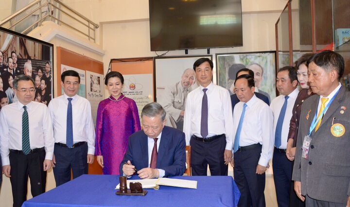 Ghi sổ lưu niệm tại đây, Tổng Bí thư, Chủ tịch nước Tô Lâm bày tỏ xúc động được đến thăm khu di tích Chủ tịch Hồ Chí Minh tại tỉnh Udon Thani - nơi lưu giữ những tình cảm sâu nặng của bà con ta đối với Bác Hồ kính yêu và quê hương Việt Nam. Tổng Bí thư, Chủ tịch nước Tô Lâm trân trọng đánh giá cao những nỗ lực, tâm huyết của cộng đồng người Việt Nam tại Thái Lan trong việc giữ gìn, tôn tạo khu di tích, đồng thời luôn đoàn kết hướng về cội nguồn, giữ gìn tiếng Việt, bản sắc văn hóa dân tộc và vun đắp tình hữu nghị giữa Nhân dân Việt Nam và Thái Lan.