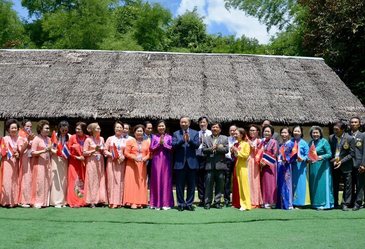 Tổng Bí thư, Chủ tịch nước Tô Lâm cùng Phu nhân và Đoàn đại biểu cấp cao Việt Nam chụp ảnh lưu niệm cùng bà con kiều bào tại Thái Lan.