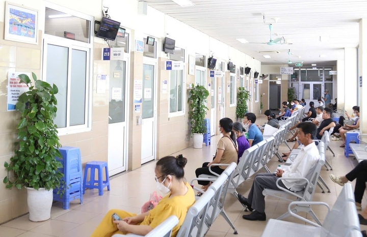 Hệ thống điều hoà công suất lớn, quạt, cây xanh được bố trí tại tất cả các khu vực khám bệnh và sảnh chờ. (Ảnh: Thái Hà)
