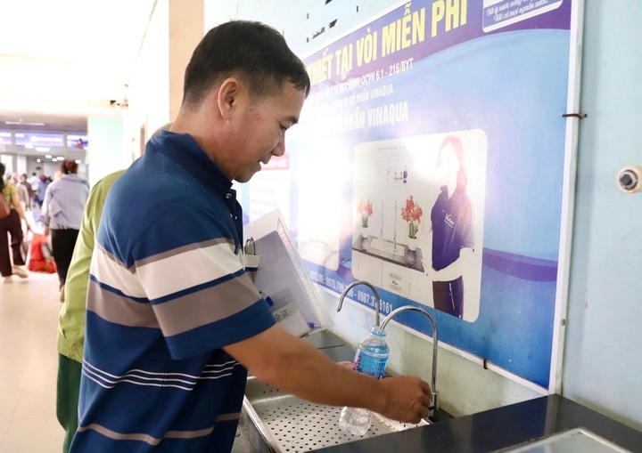 Bệnh nhân và người nhà được phục vụ nước miễn phí. (Ảnh: Thái Hà)