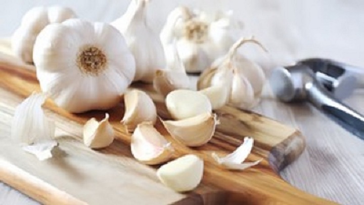 Nếu không thích mùi tỏi nồng, bạn có thể chọn tỏi vỏ trắng khi nấu ăn.