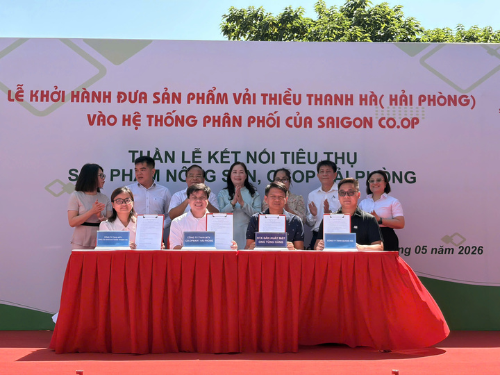 Đại diện Saigon Co.op cùng các doanh nghiệp, hợp tác xã và nhà cung cấp thực hiện nghi thức ký kết hợp tác tiêu thụ nông sản, hàng OCOP Hải Phòng.