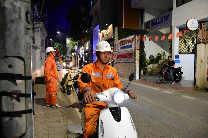 Các tổ ứng trực lưu động luôn sẵn sàng tiếp nhận, xử lý nhanh các tình huống phát sinh trên lưới điện khu dân cư bất kể đêm hay ngày.