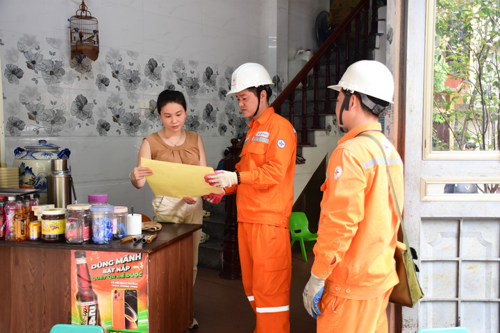 Đồng thời tích cực tuyên truyền tiết kiệm điện đến người dân.