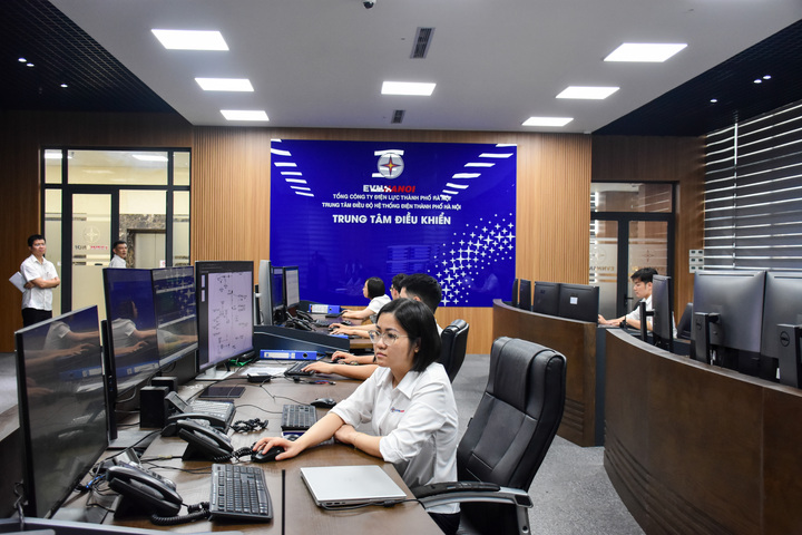 Giữa thời điểm phụ tải điện tăng mạnh do nắng nóng kéo dài, Trung tâm điều độ của EVNHANOI hoạt động liên tục 24/24h. Tại đây, mọi thông số vận hành của hệ thống điện Thủ đô được giám sát theo thời gian thực nhằm kịp thời điều hành phụ tải, xử lý tình huống và bảo đảm cung ứng điện ổn định cho người dân.