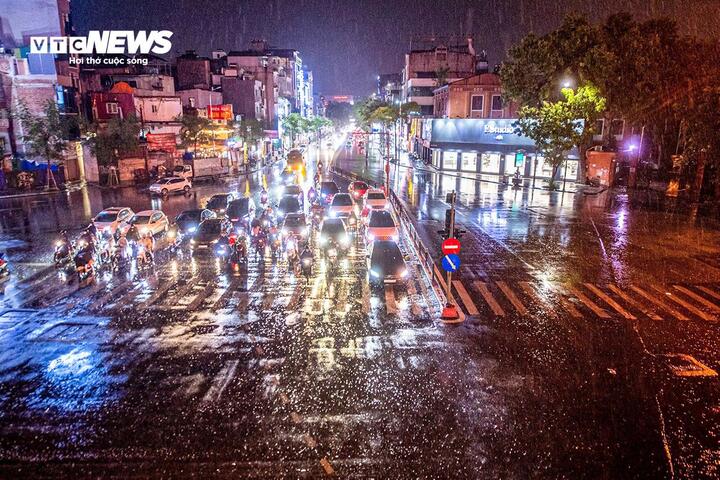 Hà Nội sắp đón mưa "giải nhiệt". (Ảnh minh hoạ: Viên Minh)