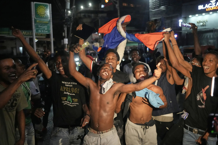 Người dân Haiti ăn mừng tấm vé tham dự World Cup đầu tiên sau 52 năm. (Nguồn: AP)