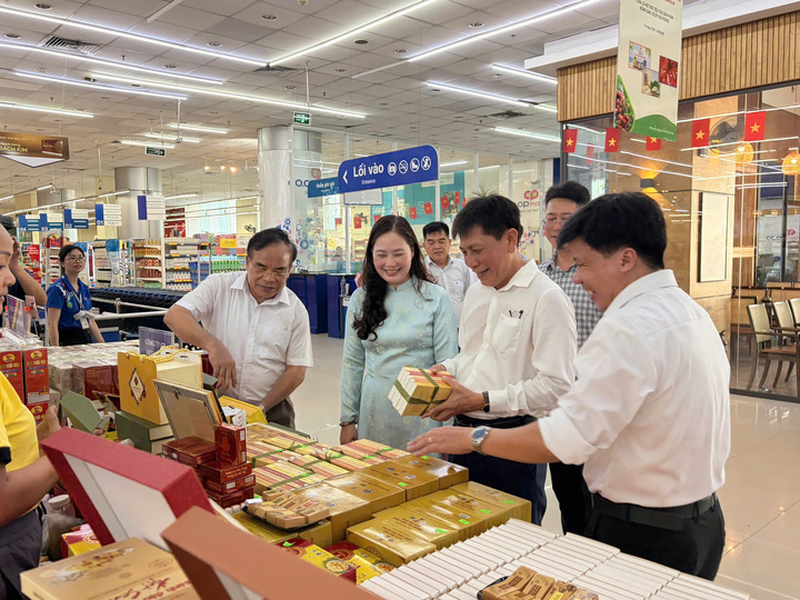 Không gian trưng bày đa dạng các sản phẩm OCOP, đặc sản vùng miền tại hệ thống bán lẻ Saigon Co.op.