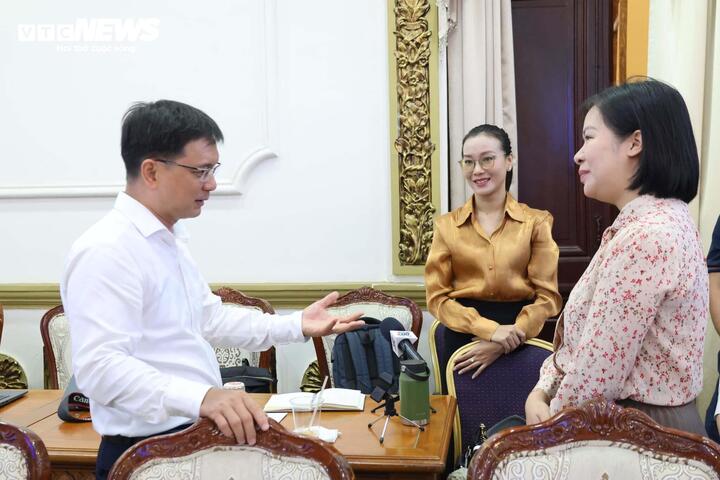 Phó Chủ tịch UBND TP.HCM Nguyễn Mạnh Cường trao đổi bên lề với đại diện doanh nghiệp.