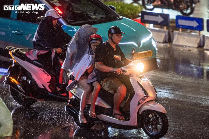 Hà Nội đón "mưa vàng" sau chuỗi ngày nóng như thiêu đốt. (Ảnh: Viên Minh)