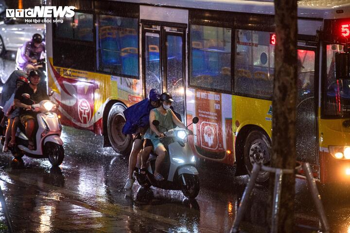 Hà Nội đón cơn mưa 'vàng' sau chuỗi ngày nóng như thiêu đốt - 6