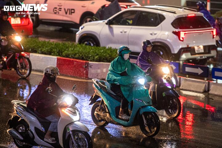 Hà Nội đón cơn mưa 'vàng' sau chuỗi ngày nóng như thiêu đốt - 3