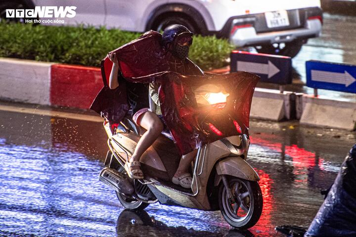 Hà Nội đón cơn mưa 'vàng' sau chuỗi ngày nóng như thiêu đốt - 4