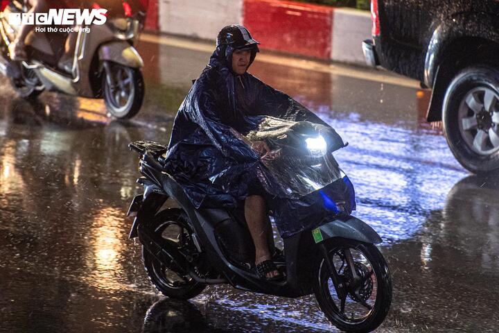 Hà Nội đón cơn mưa 'vàng' sau chuỗi ngày nóng như thiêu đốt - 5