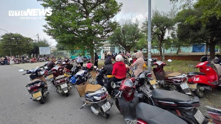 Tháng 4/2025, rất đông người lao động tập trung trước cổng Công ty Minh Hoàng 2 để yêu cầu doanh nghiệp giải quyết bảo hiểm xã hội.