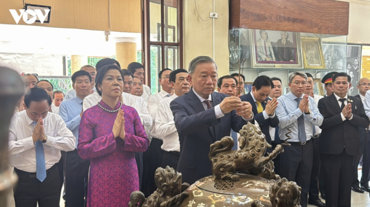 Trong không khí thành kính trang nghiêm, Tổng Bí thư, Chủ tịch nước Tô Lâm và Phu nhân cùng đoàn công tác đã dâng hương, dâng hoa dành 1 phút mặc niệm tưởng nhớ Chủ tịch Hồ Chí Minh.