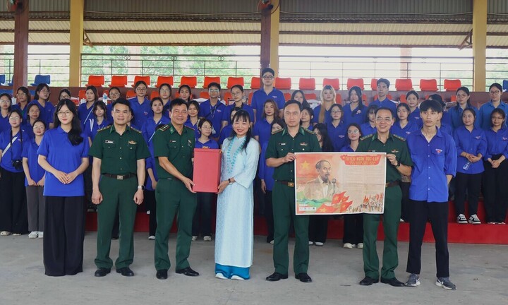 TS. Vũ Hoài Phương cùng đoàn sinh viên tặng quà, chụp ảnh lưu niệm tại Trường Trung cấp 24 Biên phòng. (Ảnh: Ngọc Diệp)
