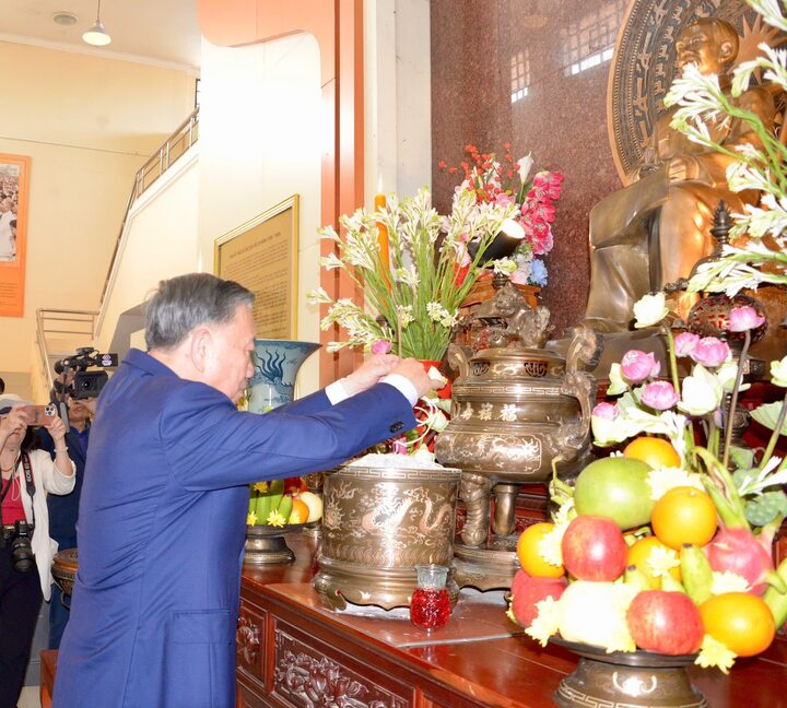 Trước anh linh Chủ tịch Hồ Chí Minh, Tổng Bí thư, Chủ tịch nước Tô Lâm và Phu nhân cùng đoàn công tác nguyện học tập và làm theo tấm gương đạo đức của Người, tiếp tục và không ngừng vun đắp cho mối quan hệ hữu nghị Việt Nam - Thái Lan.