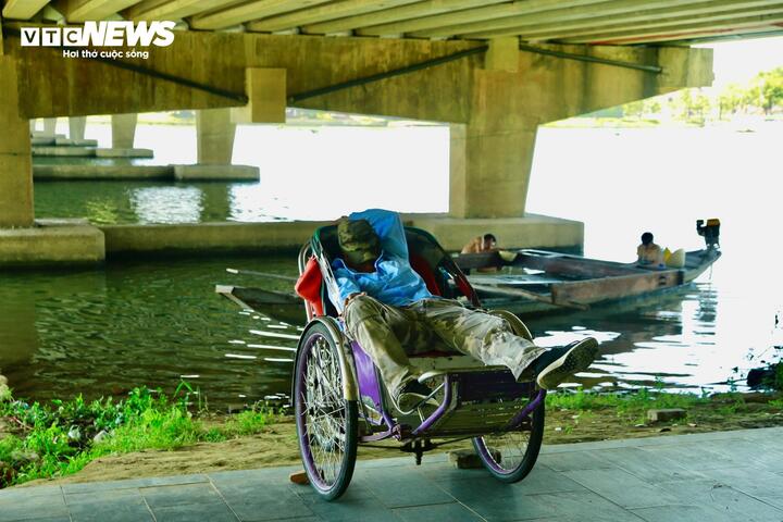 Để tránh nóng, những người lào động làm nghề đạp xích lô, chạy xe ôm phải di chuyển vào gầm cầu hoặc các gốc cây cổ thụ trong công viên để tránh nóng.
