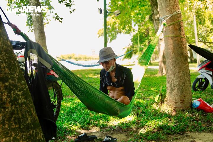 "Nhà tôi không có điều hoà, nên buổi trưa phải dắt cả gia đình ra ven bờ sông hương để nghỉ mát, chứ nằm ở nhà thì như là lò quay thịt", anh Mai Đức Trung (50 tuổi, trú phường Phú Xuân, TP Huế) chia sẻ.