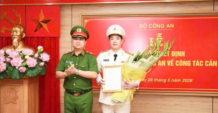 Thiếu tướng Dương Đức Hải, Bí thư Đảng ủy, Cục trưởng Cục Cảnh sát PCCC và CNCH, thừa ủy quyền của lãnh đạo Bộ Công an trao Quyết định cho Trung tá Nguyễn Xuân Trung. (Ảnh: Cục Cảnh sát PCCC&CNCH)