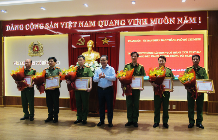 Chủ tịch TP.HCM trao thưởng đột xuất cho 6 tập thể có thành tích xuất sắc trong công tác điều tra, khám phá nhanh vụ nổ súng xảy ra tại khu vực Bến Thành. (Ảnh: Công an TP.HCM)