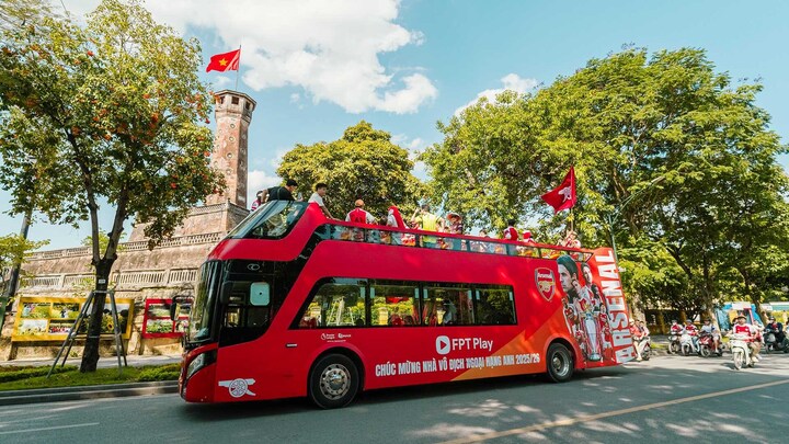 Các chuyến xe buýt 2 tầng chở theo hàng trăm CĐV Arsenal diễu hành lần đầu được tổ chức tại Việt Nam. (Ảnh: FPT Play)