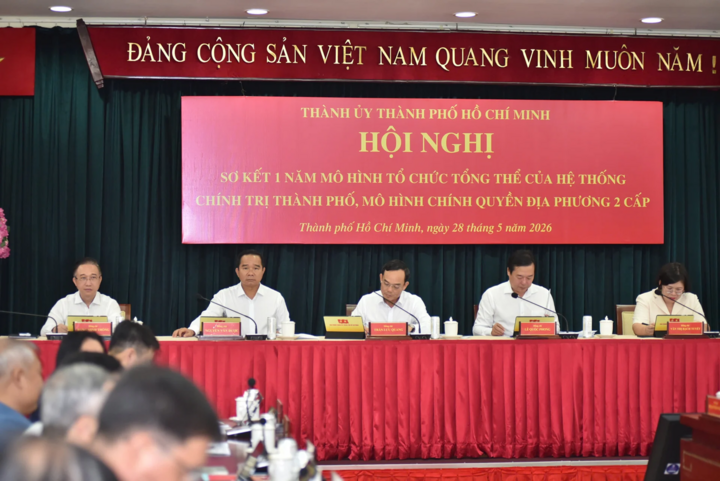 Bí thư Thành ủy Trần Lưu Quang cùng Ban Thường vụ Thành ủy TP.HCM chủ trì buổi sơ kết.