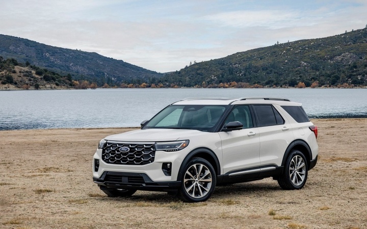 Ford Explorer khẳng định vị thế trong ph&acirc;n kh&uacute;c SUV 7 chỗ hạng sang cỡ lớn.