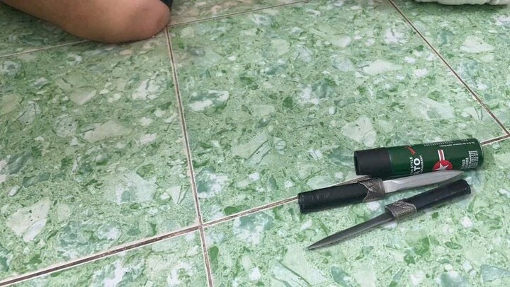 Ngoài ma túy, lực lượng chức năng thu giữ 2 dao găm, bình xịt hơi cay. (Ảnh: Công an TP.HCM)