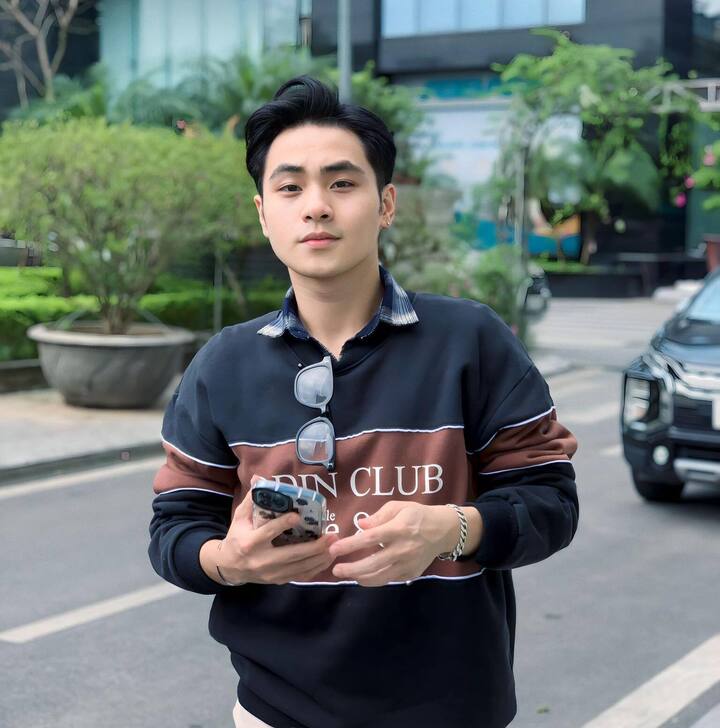 Sơn luôn phải chú ý thông báo điện thoại ngay cả khi thư giãn, vui chơi, giải trí. (Ảnh: NVCC)