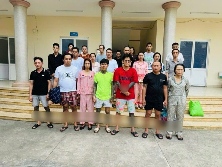Các bị can tại cơ quan công an.
