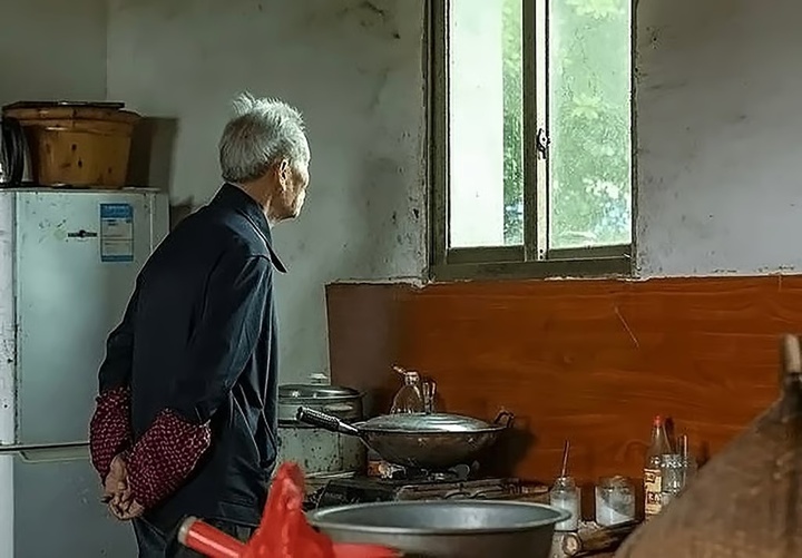 Một người đàn ông lớn tuổi nhìn ra ngoài cửa sổ nhà bếp. Ứng dụng mới được thiết kế này có thể hữu ích với ông ấy.