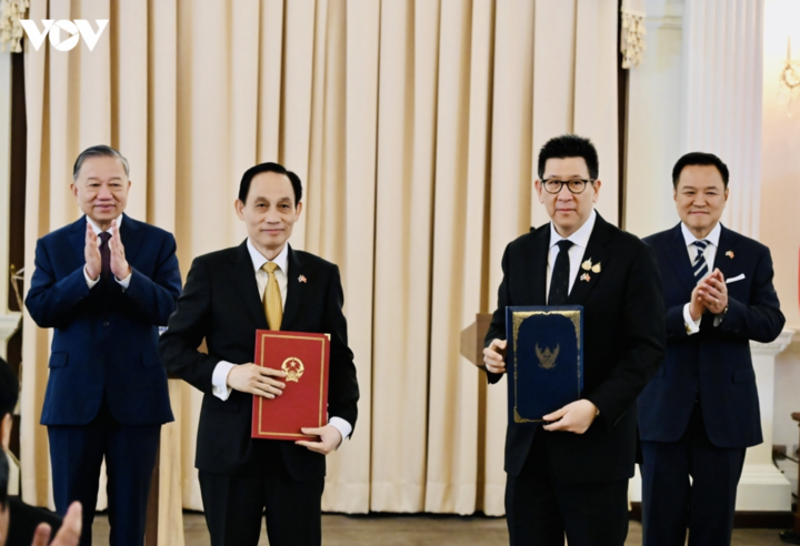 Tổng Bí thư, Chủ tịch nước Tô Lâm và Thủ tướng Vương quốc Thái Lan Anutin Charnvirakul đã cùng chứng kiến Lễ trao các văn kiện hợp tác giữa bộ, ngành hai nước.