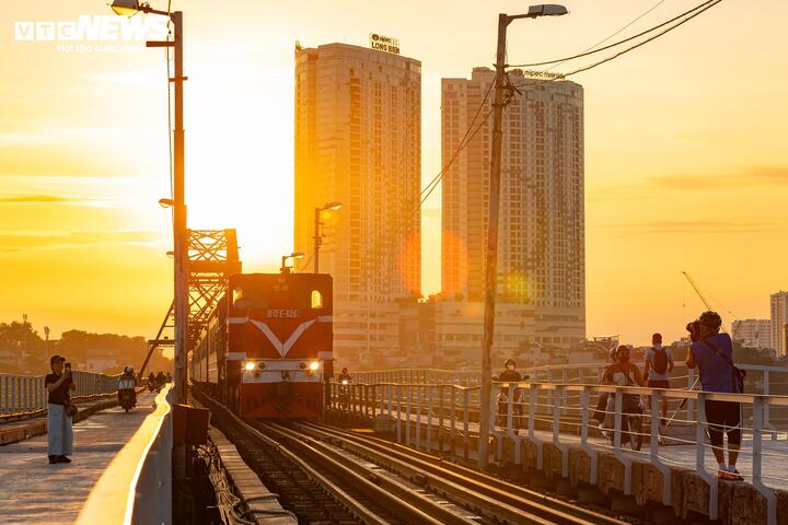 Việc hoàn thành sửa chữa cầu Long Biên góp phần tạo diện mạo khang trang, an toàn hơn cho công trình, đồng thời bảo đảm vận hành tuyến đường sắt Hà Nội - Đồng Đăng.