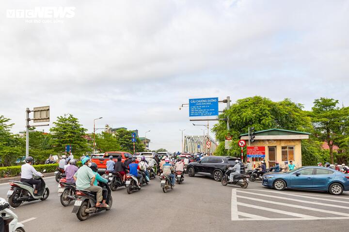 Cầu Long Biên thông xe trở lại, giảm áp lực giao thông hai bờ sông Hồng - 16