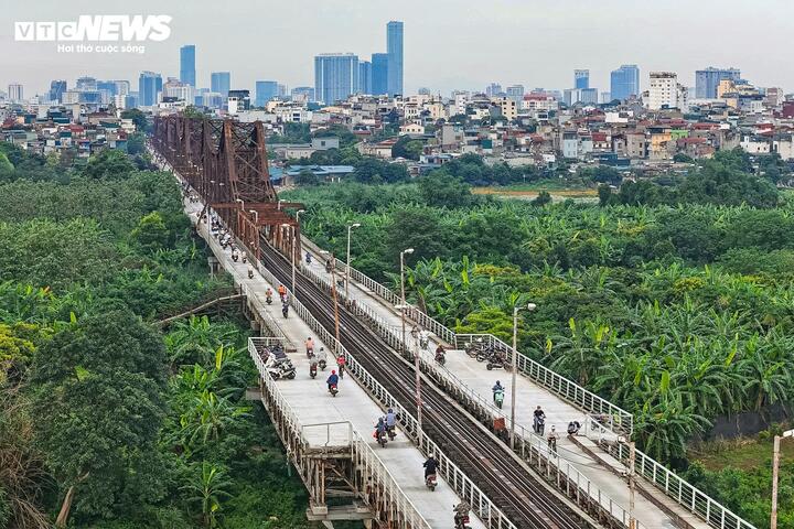 Dù được cải tạo với diện mạo mới khang trang hơn, cầu Long Biên vẫn giữ được vẻ cổ kính và dấu ấn lịch sử đặc trưng của công trình hơn một thế kỷ.