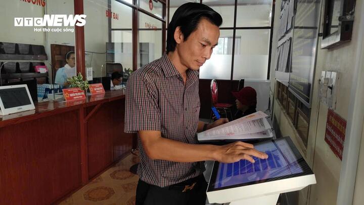 Người dân làm thủ tục hành chính tiện lợi tại xã Kim Long.